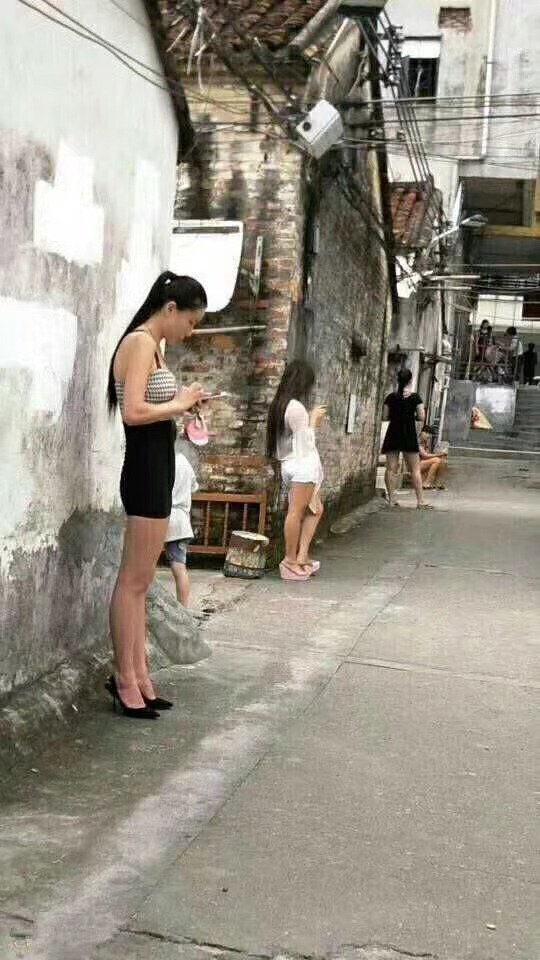 一直都很喜欢这种古朴的街道，邻里之间特别有亲切感，傍晚天热了大家都会出来巷子口吹吹风，玩玩手机、聊聊天、关键是人与人之间不冷漠，每当有人走过，不管认识不认识，都会邀请你到屋里玩一会，太有亲切感了！